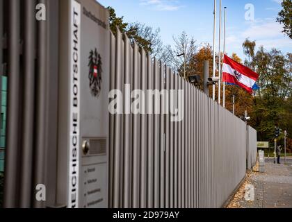 Berlin, Allemagne. 03ème novembre 2020. A mi-mât, le drapeau de sterreich agite devant le bâtiment de l'ambassade à Berlin après l'attaque terroriste à Vienne. Credit: Paul Zinken/dpa/Alay Live News Banque D'Images