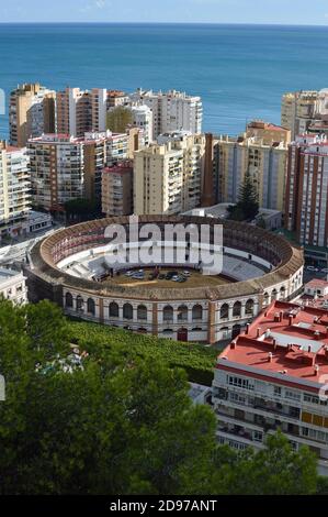 La Malagueta Bullring et des appartements avec vue sur la mer à Malaga, Espagne Banque D'Images