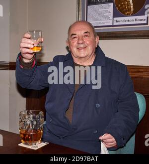 Muckle Cross, High Street, Elgin, Moray, Royaume-Uni. 2 novembre 2020. ROYAUME-UNI. Eric Thompson dit des éloges à l'ouverture. Credit: JASPERIMAGE / Alamy Live News Banque D'Images