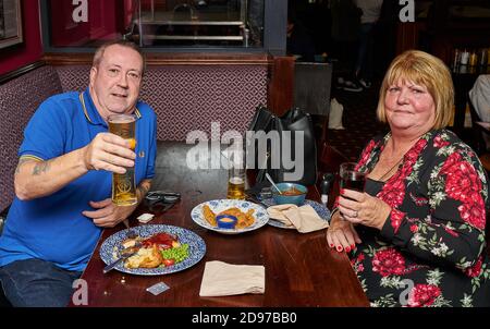 Muckle Cross, High Street, Elgin, Moray, Royaume-Uni. 2 novembre 2020. ROYAUME-UNI. Adrian et Marlene Neilly déjeuner. Credit: JASPERIMAGE / Alamy Live News Banque D'Images