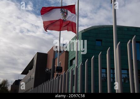 Berlin, Allemagne. 03ème novembre 2020. A mi-mât, le drapeau de sterreich agite devant le bâtiment de l'ambassade à Berlin après l'attaque terroriste à Vienne. Credit: Paul Zinken/dpa/Alay Live News Banque D'Images