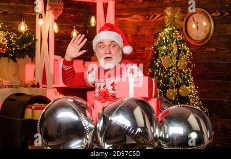 wow. ballons joyeux fête de père noël. décoration de fête. chapeau de père noël d'homme barbu. joyeux noël. bonne année 2020. cadeaux et cadeaux de noël. fêtes d'hiver. Banque D'Images