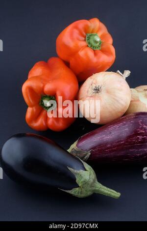 cuisine catalane typique avec oignons aubergine et paprika rouge Banque D'Images