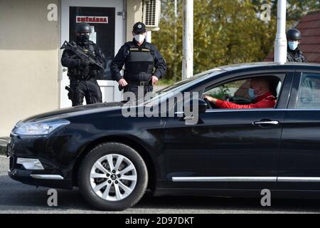 Mikulov, République tchèque. 03ème novembre 2020. Des policiers vérifient une voiture aux frontières entre la République tchèque et l'Autriche à Mikulov-Drasenhofen, République tchèque, le 3 novembre 2020. La police a renforcé la protection des frontières entre la République tchèque et l'Autriche en réaction à une attaque près d'une synagogue à Vienne. Un civil et un des attaquants, que la police a abattu, sont morts lors de l'attaque terroriste dans le centre de Vienne le 2 novembre. Crédit: Vaclav Salek/CTK photo/Alay Live News Banque D'Images