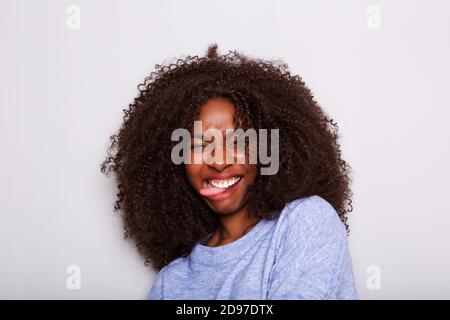 Portrait d'une jeune femme afro-américaine souriant avec la langue sortie Banque D'Images