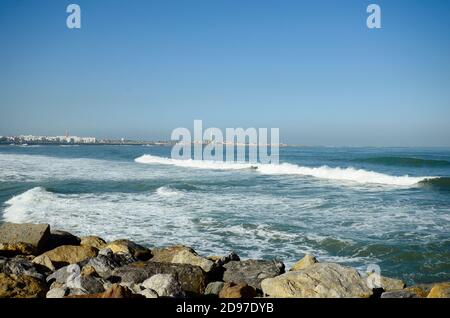 Maroc, rive de la mer avec phare à Casablanca Banque D'Images