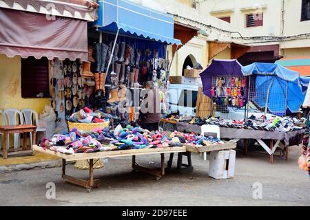 Fez, Maroc - 20 novembre 2014 : un homme non identifié et un magasin de chaussures dans la vieille ville Banque D'Images