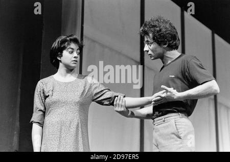 Rita Wolf (Amina), Vincent Ebrahim (Haroon) à LA LIMITE par Hanif Kureishi au Royal court Theatre, Londres SW1 05/11/1981 une co-production avec le joint stock Theatre Group design: Peter Hartwell & Anabel Temple éclairage: Hugh Laver réalisateur: Max Stafford-Clark Banque D'Images