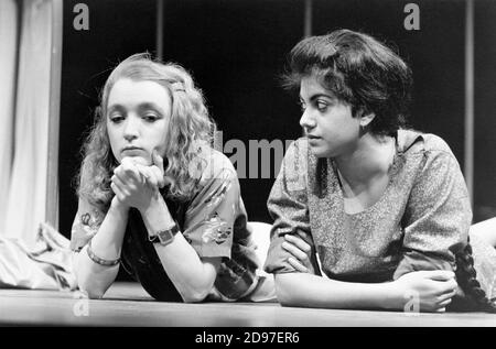 l-r: Lesley Manville (Susan), Rita Wolf (Amina) à LA LIMITE par Hanif Kureishi au Royal court Theatre, Londres SW1 05/11/1981 une co-production avec le joint stock Theatre Group design: Peter Hartwell & Anabel Temple éclairage: Hugh Laver directeur: Max Stafford-Clark Banque D'Images