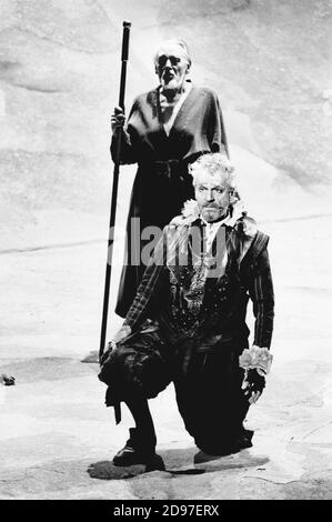 Paul Scofield (Don Quichotte de la Mancha), (arrière) J G Devlin (Juan Haldudo de Quintanar) dans DON QUICHOTTE par Keith Dewhurst, d'après Cervantes à l'Olivier Theatre, National Theatre (NT), Londres SE1 18/06/1982 Set design: William Dudley costumes: Deirdre Clancy éclairage: William Bundy réalisateur: Bill Bryden Banque D'Images