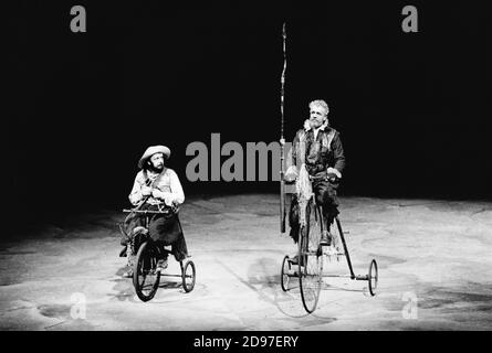 l-r: Tony Haygarth (Sancho Panza), Paul Scofield (Don Quichotte de la Mancha) dans DON QUICHOTTE par Keith Dewhurst, après Cervantes au Théâtre Olivier, Théâtre national (NT), Londres SE1 18/06/1982 ensemble design: William Dudley costumes: Deirdre Clancy éclairage: William Bundy réalisateur: Bill Bryden Banque D'Images