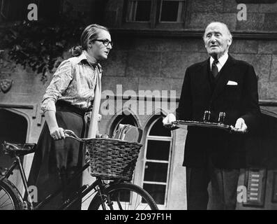 LES ANNÉES D'ÂNE par Michael Frayn design: Alan Tagg éclairage: Ken Miller réalisateur: Michael Rudman Penelope Keith (Lady Driver), A J Brown (Sydney Birkett) Globe Theatre, Londres W1 15/07/1976 (c) Donald Cooper/Photostage photos@photostage.co.uk ref/BW-P-217-22a Banque D'Images