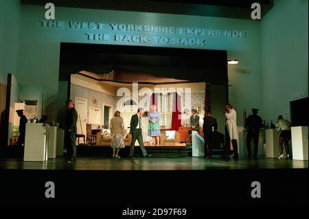 PROFITEZ de Alan Bennett design: Lez Brotherston éclairage: Mark Ridler réalisateur: Jeremy Sams la maison de Craven préservée dans «l'expérience du West Yorkshire» - centre arrière: Anne Reid (Connie Craven / MAM) Nottingham Playhouse, Nottingham, Angleterre 22/04/1995 (c) Donald Cooper/Photostage photos@photostage.co.uk réf./CN-A-34 Banque D'Images