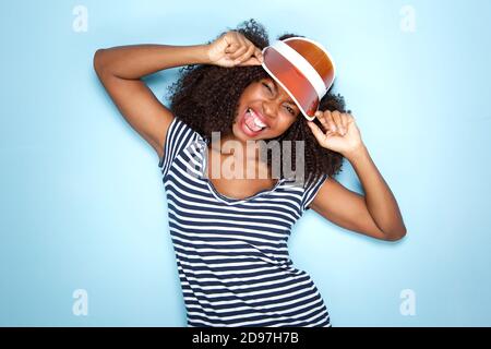Gros plan de la jeune femme africaine à la mode au Cap adhérence de la languette sur fond bleu