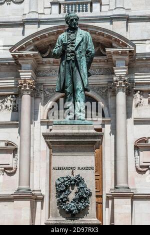 Statue d'Alessandro Manzoni devant l'église Saint-Fidelis (Chiesa di San Fedele), Piazza San Fedele, Milan, Lombardie, Italie, Europe.