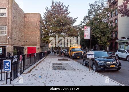 Brooklyn, États-Unis d'Amérique. 03ème novembre 2020. Après que plus de 1,000,000 électeurs inscrits aient déjà voté lors des élections anticipées à New York, à des moments debout pendant des heures, il n'y a pas de ligne au lieu de vote P.S. 321 dans le quartier Park Slope de Brooklyn le matin du jour d'élection régulier le 3 novembre, 2020. (Photo de Gabriele Holtermann/Sipa USA) crédit: SIPA USA/Alay Live News Banque D'Images