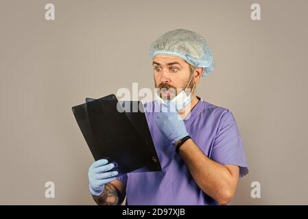 infirmière vérifiant le film de radiographie à l'hôpital. maladie mortelle. l'homme regarde le roentgen. Le radiologue tient les rayons X. le médecin chirurgien examine l'instantané radiographique. Radiographie des vertèbres. Problèmes de santé. Banque D'Images