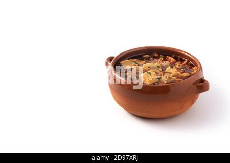 Soupe traditionnelle de mondongo ou d'el menudo isolée sur fond blanc Banque D'Images