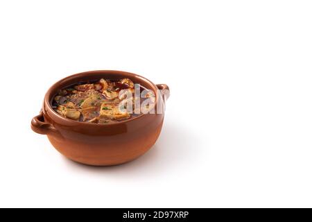 Soupe traditionnelle de mondongo ou d'el menudo isolée sur fond blanc Banque D'Images