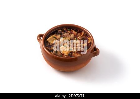 Soupe traditionnelle de mondongo ou d'el menudo isolée sur fond blanc Banque D'Images