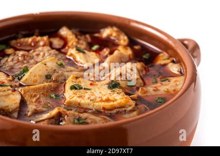 Soupe traditionnelle de mondongo ou d'el menudo isolée sur fond blanc Banque D'Images