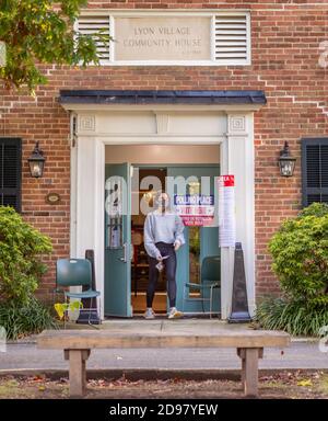 ARLINGTON, VIRGINIA, États-Unis, 3 NOVEMBRE 2020 - une femme quitte le bureau de vote le jour de l'élection présidentielle dans le nord de la Virginie. Crédit : ©Rob Crandall/Alamy Live News Banque D'Images