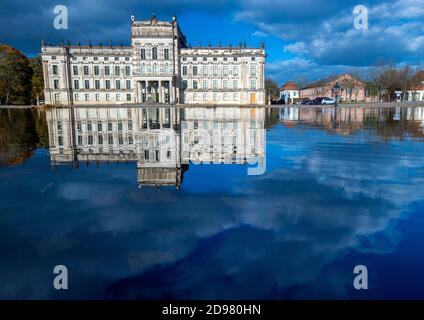 Ludwigslust, Allemagne. 03ème novembre 2020. Le château de Ludwigslust, également connu sous le nom de Versailles du Nord, se reflète dans l'eau de la Grande Cascade. En 2016, le palais a été rouvert après cinq ans de restauration. Ensoleillé et avec des températures douces autour de 15 degrés Celsius, l'automne dans le nord de l'Allemagne montre son beau côté. Credit: Jens Büttner/dpa-Zentralbild/dpa/Alay Live News Banque D'Images