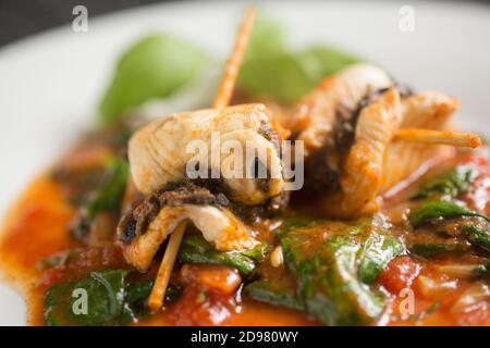 Filets de plie d'une plie, Pleuronectes platessa, pris dans la Manche. Ils ont été farcis avec un anchois et une pâte d'olive noire, rouleau Banque D'Images