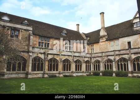 Lacock, Angleterre - mars 01 2020 : photo des cloîtres et de la cour intérieure de l'abbaye de Lacock Banque D'Images