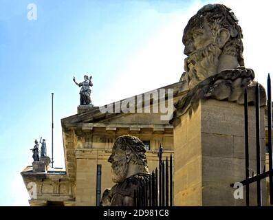 Vue d'été sur le ciel bleu en regardant vers l'extérieur de tp Emperors Heads Sheldonian Theatre avec Clarendon Building surmonté de sculptures classiques dans backgro Banque D'Images