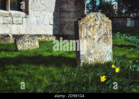 Pierres tombales vierges dans un cimetière typique en Angleterre Banque D'Images