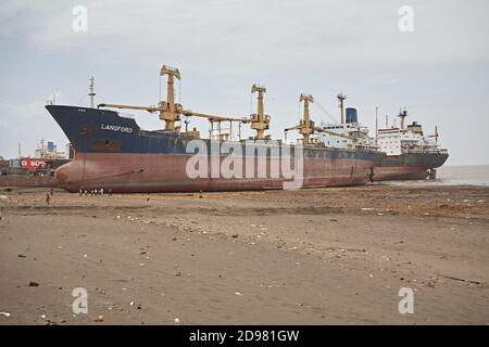 Alang, Inde, septembre 2008. Gros navire de cargaison de tonnage coincé sur la plage en attendant d'être mis au rebut. Banque D'Images