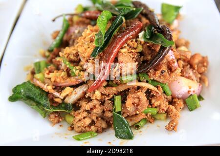 Le poisson-chat Larb est un plat aromatisé avec diverses herbes thaïlandaises. Assez épicé et moelleux Banque D'Images