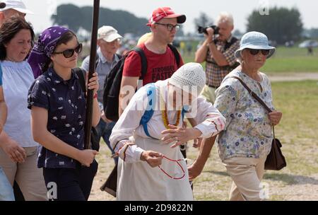 SIAULIAI, LITUANIE - JUL 28, 2019 : pèlerins sur la colline des croix. La colline des croix est un monument unique de l'histoire et de la religion Banque D'Images