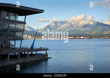 North Vancouver Burrard Inlet neige fraîche. De la neige fraîche sur les montagnes et du nord de Vancouver, de l'autre côté de Burrard Inlet. Vancouver (Colombie-Britannique). Banque D'Images