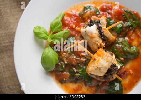 Filets de plie d'une plie, Pleuronectes platessa, pris dans la Manche. Ils ont été farcis avec un anchois et une pâte d'olive noire, rouleau Banque D'Images