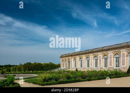 Versailles, France - 28 août 2019 : belle vue panoramique sur la cour en pierre pavée et la colonnade abritée reliant les deux ailes de Th Banque D'Images