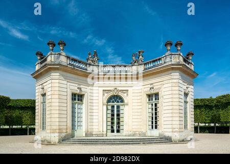 Versailles, France - 28 août 2019 : le Pavillon et le jardin français du petit Trianon dans le domaine Marie-Antoinette. Banque D'Images