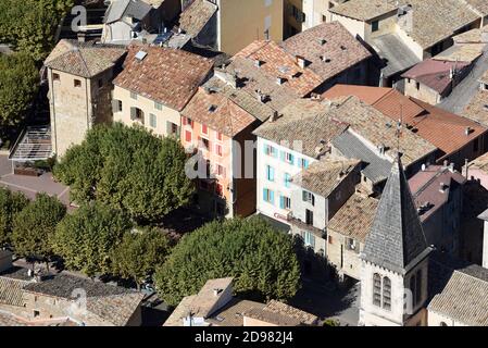 Vue aérienne sur les toits de la vieille ville ou Quartier historique de Castellane Alpes-de-haute-Provence Provence France Banque D'Images