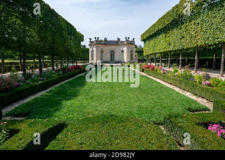 Versailles, France - 28 août 2019 : le Pavillon et le jardin français du petit Trianon dans le domaine Marie-Antoinette. Banque D'Images