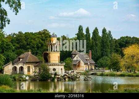 Versailles, France - le 28 août 2019 : la Tour Marlborough et son étang dans le hameau de la Reine au domaine de Marie-Antoinette près du château de Versailles. Banque D'Images