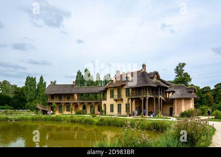 Versailles, France - 28 août 2019 : Maison de la Reine dans le hameau de Marie-Antoinette à Versailles. Il se composait de deux bâtiments distincts reliés par un ga Banque D'Images