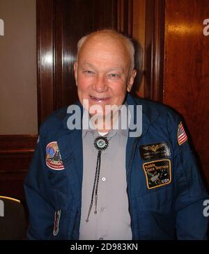 Bruce McCandless II, officier naval, aviateur, ingénieur électrique, astronaute américain de la NASA, pilote de la navette spatiale, a terminé la première sortie de l'espace. Banque D'Images