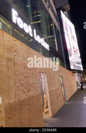 New York, NY, États-Unis. 3 novembre 2020. Vue de foot Locker comme les entreprises de Times Square monter le jour de l'élection en prévision de l'agitation civile à New York le 3 novembre 2020. Credit: Rainmaker photos/Media Punch/Alamy Live News Banque D'Images