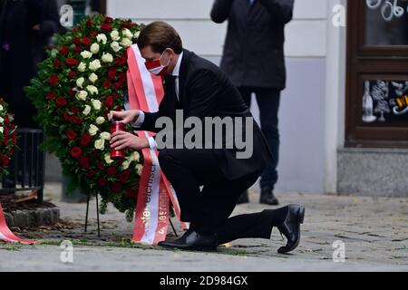 Vienne, Autriche. 03rd novembre 2020. Attentat terroriste à Vienne contre 2 octobre 2020. Le premier quartier de Vienne est toujours en état de marche. Jusqu'à présent, il y a eu 4 morts et 15 blessés graves. La photo montre la pose de la couronne pour les victimes de l'attaque terroriste.la photo montre le Chancelier fédéral Sebastian Kurz (ÖVP). Credit: Franz PERC / Alamy Live News Banque D'Images