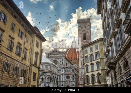 Piazza del Duomo, Florence Italie architecture avec ciel pittoresque. Campanile de Giotto et Cathédrale de Florence. Banque D'Images