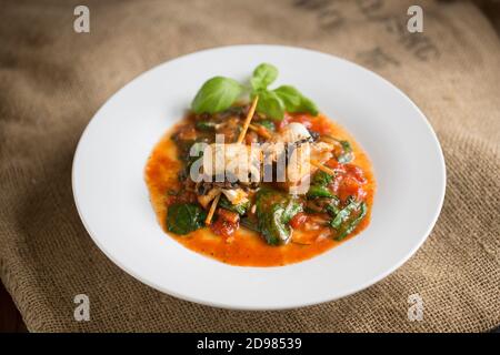 Filets de plie d'une plie, Pleuronectes platessa, pris dans la Manche. Ils ont été farcis avec un anchois et une pâte d'olive noire, rouleau Banque D'Images