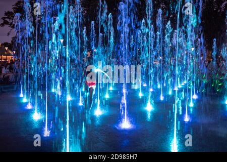 LUBLIN, POLOGNE - 27 JUILLET 2018 : des enfants heureux jouant dans une fontaine à Lublin la nuit. Lublin est la neuvième plus grande ville de Pologne Banque D'Images