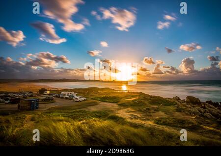 Photographie panoramique d'un golfe sur la côte Cantabrique de l'Espagne entourée de verdure et de rochers. Mer dans un ciel nuageux Banque D'Images