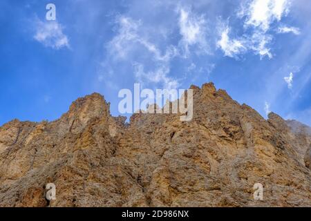 Rock face contre un ciel bleu Banque D'Images